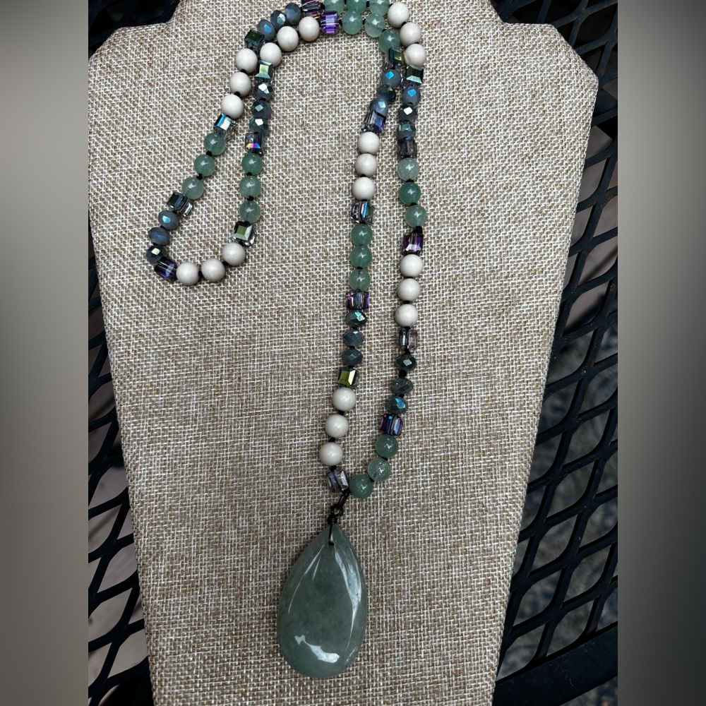 Chic Beaded Necklace with Green Pendant - Picture 3 of 3